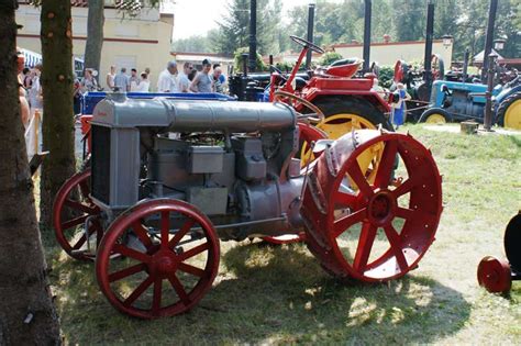 Historyczny ciągnik Fordson F w akcji