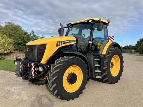 Thematic photo of a JCB Fastrac 7270 tractor in an agricultural setting