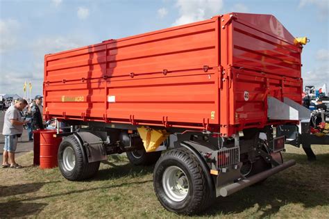 Zdjęcie grupowe przyczep jednoosiowych Pronar w różnych zastosowaniach