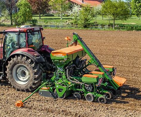 Zdjęcie przedstawiające różne konfiguracje siewnika Amazone Precea (np. nabudowany z broną, teleskopowy, składany z przednim zbiornikiem)