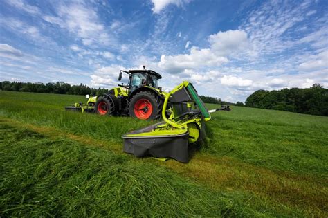 Kosiarka zaczepiana CLAAS DISCO w akcji, z widocznym kondycjonerem