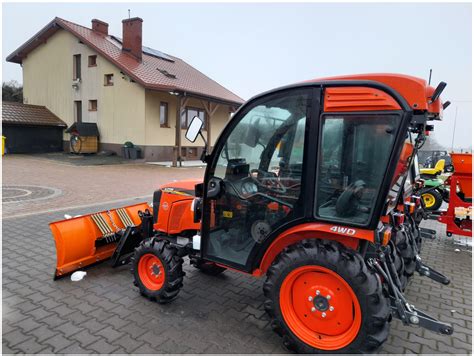 Widok na nowoczesny traktor Kubota z kabiną