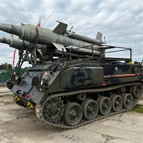 zdjęcie ciągnika MZKT-741501-010 w konfiguracji militarnej