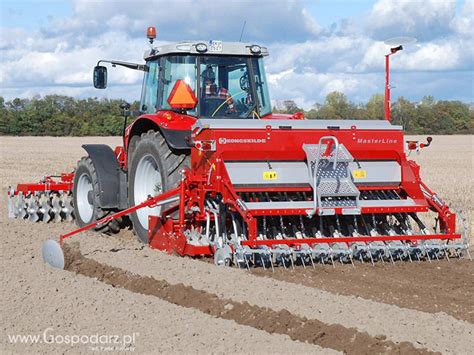 Siewnik Kongskilde PreciSem w pozycji roboczej, zdjęcie maszyny w polu