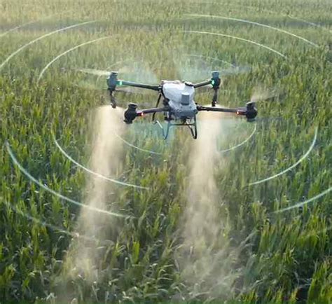 Dron rolniczy wykonujący oprysk nad sadem