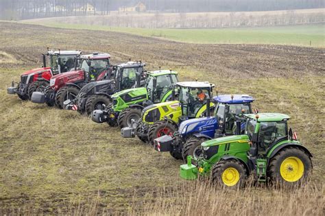 Różne modele ciągników rolniczych na tle pól