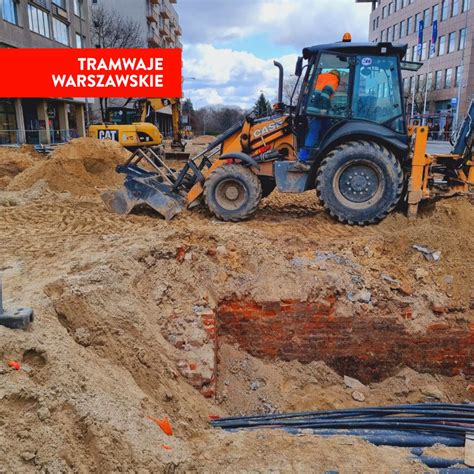 Profesjonalna minikoparka podczas pracy przy wykopach pod fundamenty lub instalacje na terenie Żuromina