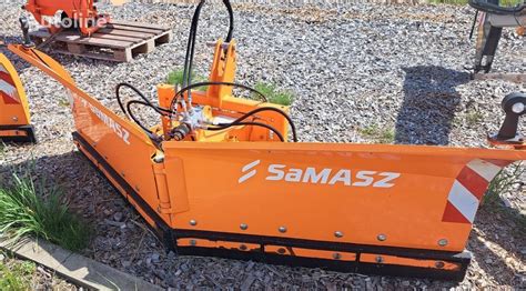Zdjęcie pługa SaMASZ Smart lub City odśnieżającego chodnik