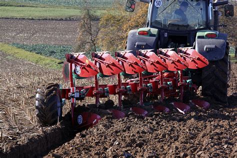 zdjęcie pługa Kverneland z korpusem 38 pracującego z ciągnikiem wyposażonym w szerokie opony