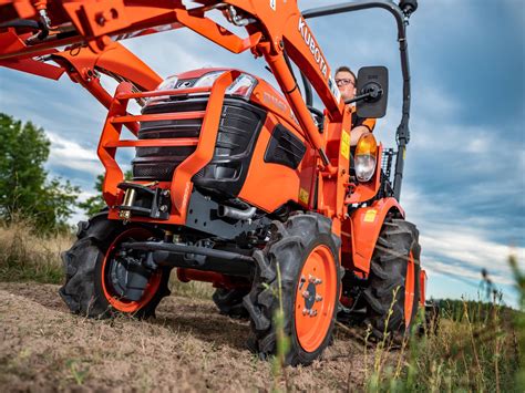 Miniciągnik Kubota B1121 z zamontowaną glebogryzarką