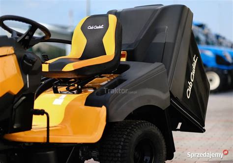 Zdjęcie traktorka Cub Cadet XT1 OR106 z zamontowanym pługiem.