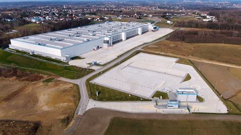 Wizualizacja ciągnika siodłowego na tle nowoczesnego centrum logistycznego