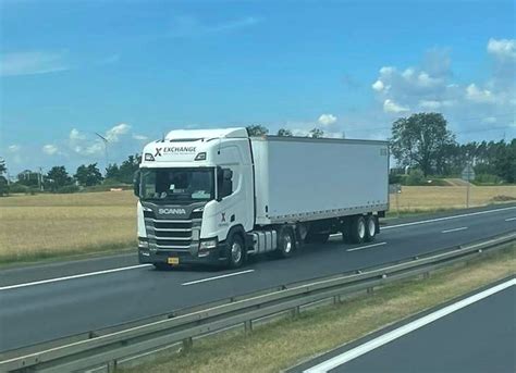 Tematyczne zdjęcie ciągnika siodłowego Scania w trasie