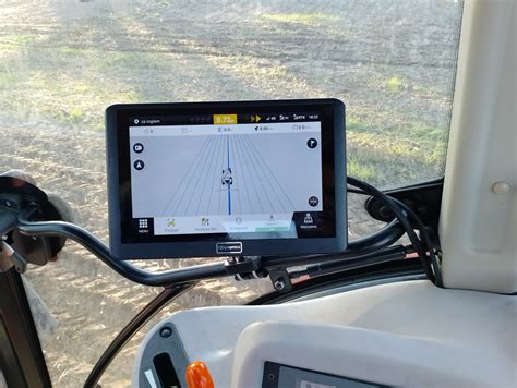 Zdjęcie różnych terminali GPS do ciągników rolniczych