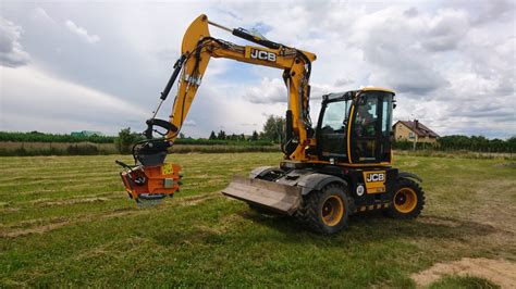 Zdjęcie przedstawiające różne modele koparko-ładowarek firm JCB, Case i New Holland