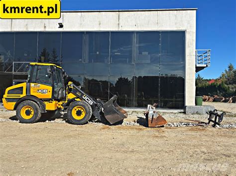 ładowarka JCB 409 z różnymi osprzętami roboczymi (widły, łyżka)