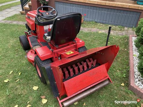 Zdjęcie przedstawiające traktorek ogrodowy Westwood T1600 w akcji na trawniku
