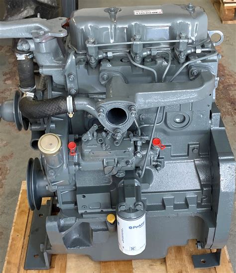 Widok silnika Perkins AD3.152 UR w ciągniku Massey Ferguson 255
