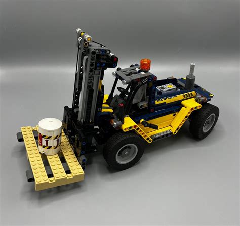 Zdjęcie alternatywnego modelu LEGO Technic 42079: samochód holowniczy