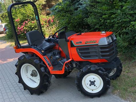Traktor ogrodowy używany do renowacji lub przeglądu