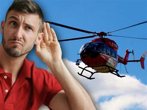 Zepsuta kosiarka, dymiąca kosiarka, kosiarka wydająca dziwne dźwięki, dłonie naprawiające kosiarkę