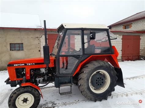 Zetor 7211 pracujący na polu