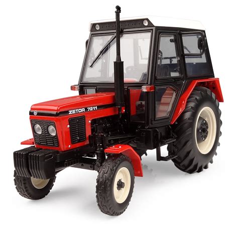 Zetor 7211 z podpiętym agregatem uprawowym