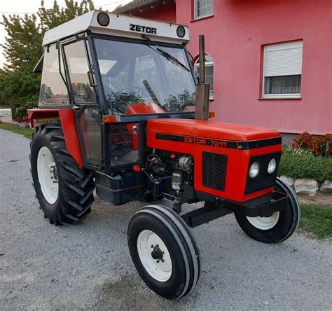 Zetor 7211 z otwartą maską, prezentacja silnika