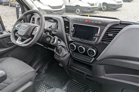 Wnętrze kabiny Iveco Daily z dwoma rzędami siedzeń (kabina załogowa)