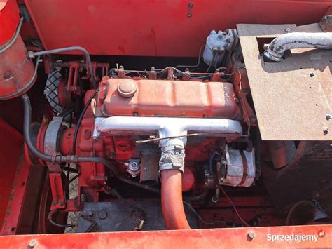 zbliżenie na silnik kombajnu zbożowego Massey Ferguson