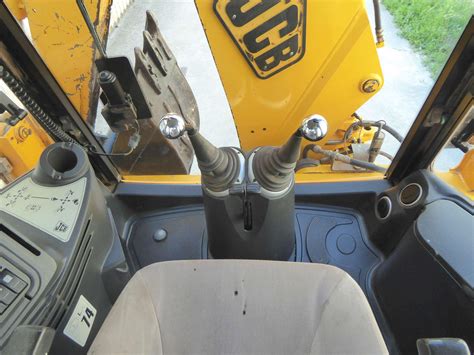 Diagram illustrating common hydraulic leak points and engine check areas on JCB 3CX