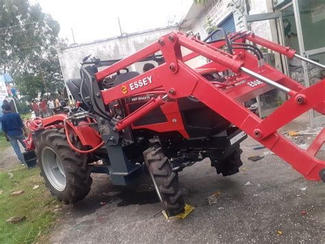 Thematyczne zdjęcie małego, czerwonego ciągnika VST Shakti 932 DI na polu w Indiach, podkreślające jego kompaktowość i napęd 4x4.