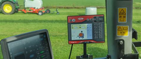 Panel sterowania Isobus w kabinie ciągnika z interfejsem Kverneland i-Plough