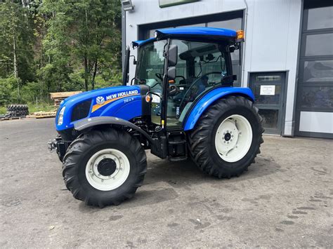zdjęcie Jana Dudy odbierającego nagrodę - ciągnik New Holland T4.75S