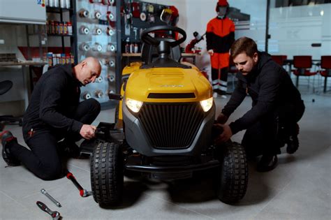 inspekcja używanego traktorka ogrodowego przez mechanika