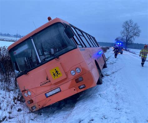 Ilustracja przedstawiająca zagęszczarkę skoczka pracującą w rowie kanalizacyjnym