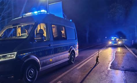 Zdjęcie ilustracyjne akcji ratunkowej po wypadku ciągnika rolniczego i samochodu osobowego w rowie
