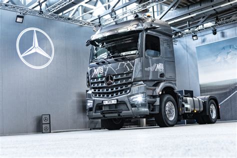 Mercedes-Benz Arocs na placu budowy w trudnym terenie