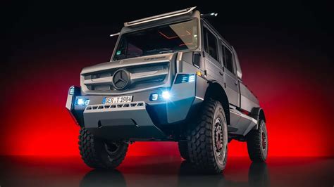 Zdjęcie Mercedes-Benz Unimog pokonującego przeszkodę wodną