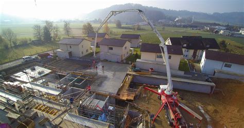 Zdjęcie przedstawiające rozstawioną pompę do betonu z rozłożonymi podporami