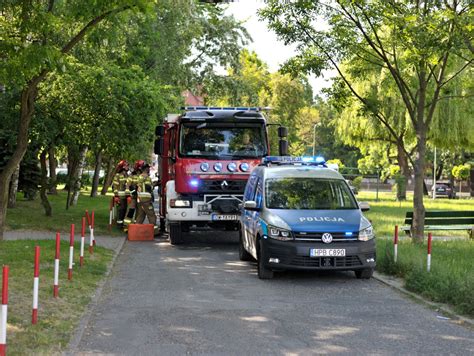 Akcja ratunkowa straży pożarnej przy przewróconym ciągniku
