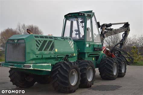 Ciągnik leśny po wypadku w trudnym terenie