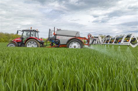 Zdjęcie opryskiwacza Kuhn Top Rider 3000 w akcji na polu