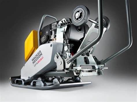 Wacker Neuson VP 2050 A w akcji na placu budowy lub schemat konstrukcyjny z oznaczeniem kluczowych elementów