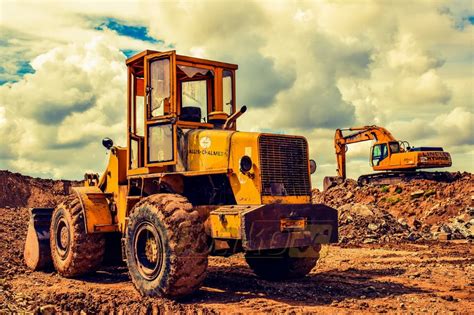 Tematyczne zdjęcie maszyny budowlanej Komatsu poddawanej diagnostyce lub serwisowi