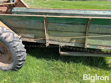 Infographic showing the structure of a single-axle manure spreader