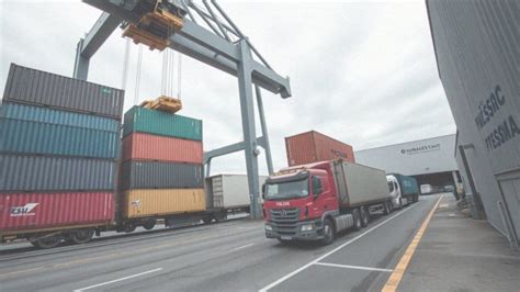 Ciężarówka na terminalu intermodalnym