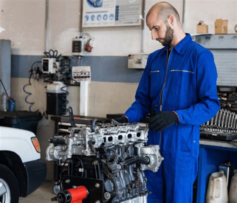 Zdjęcie przedstawiające mechanika podczas pracy przy silniku skoczka