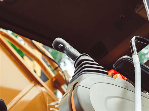 schemat przedstawiający wymagania do uzyskania uprawnień na koparko-ładowarkę