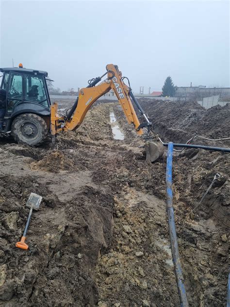 infografika porównująca możliwości koparko-ładowarki i innych maszyn budowlanych